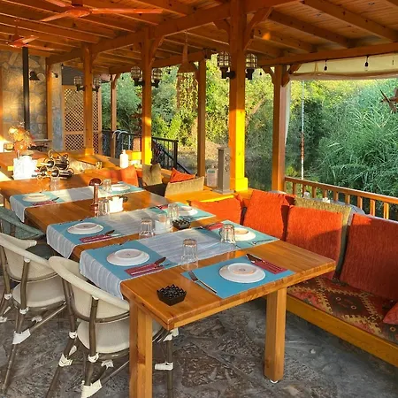 Three Palms Apartment *